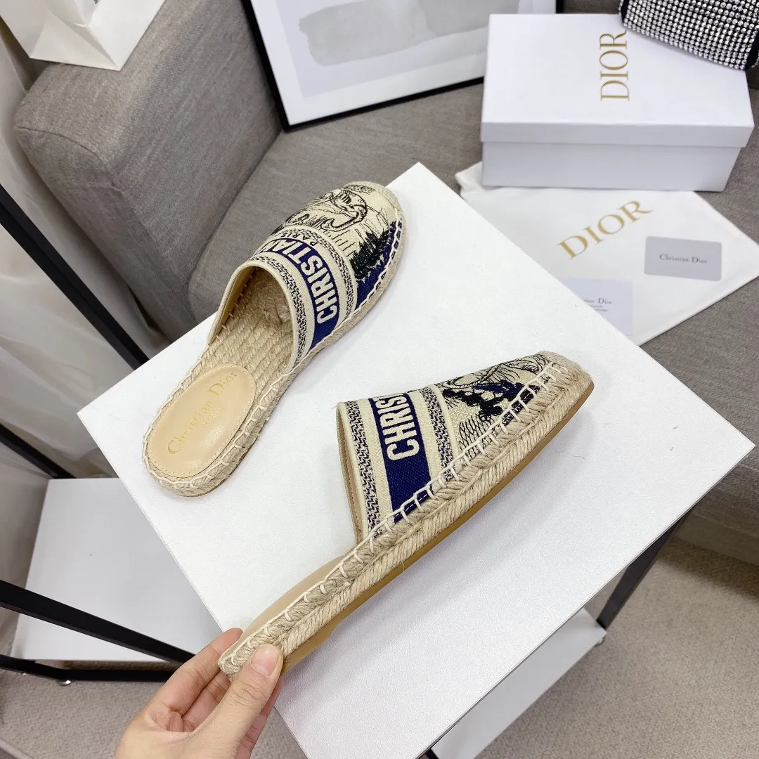 👟👟Ex-factory price 400👟👟 If the top version (original embroidery is done one to one) is cheaper, please avoid Dior | Dior ²⁰²¹𝐬𝐬🧡💚2021 early spring new products top version ⚠️The counter features the latest fisherman shoe series, hard goods are new🆕❥purchase level! Full of high-end feel! A popular model among bloggers at home and abroad, it’s retro and fashionable and looks amazing on your feet! Mainly recommended model on the official website ★━━━━━ ЅᏇєєt ━━━━━▪️ Upper: Original copy of pure cotton thread ➕ Three-dimensional electric embroidery ▪️ Lining: Imported water-dyed sheepskin lining ▪️ Outsole: Original handmade hemp rope combination wear-resistant rubber outsole ▪️ Shoe size: 35-39 (40 is custom-made and cannot be returned or exchanged) ▪️